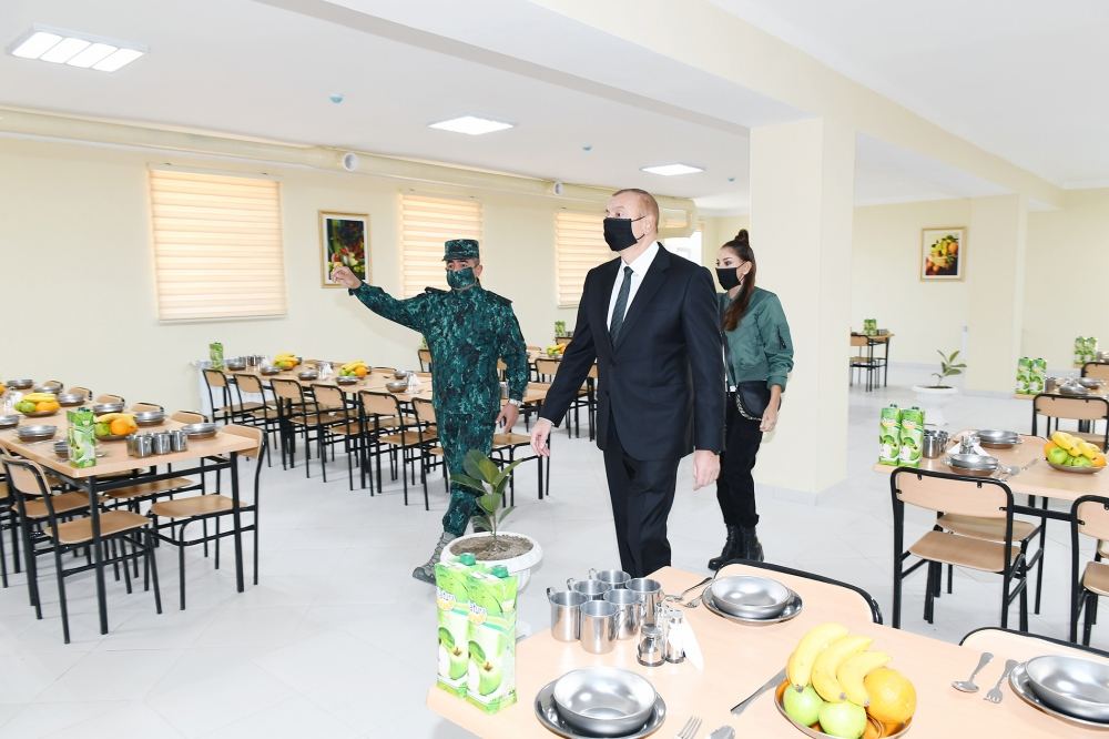 Prezident İlham Əliyev və Birinci xanım Mehriban Əliyeva DSX-nin yeni hərbi hissə kompleksinin açılışında iştirak ediblər (YENİLƏNİB) (FOTO/VİDEO)
