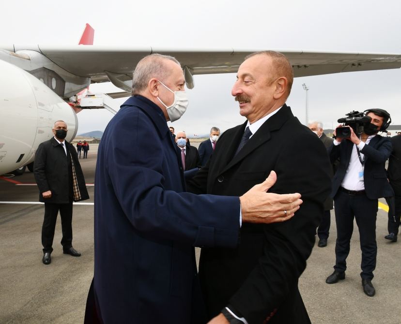Türkiyə Prezidenti Rəcəb Tayyib Ərdoğan Azərbaycana rəsmi səfərə gəlib. Füzuli Beynəlxalq Hava Limanında ilk rəsmi qarşılanma (FOTO/VİDEO)