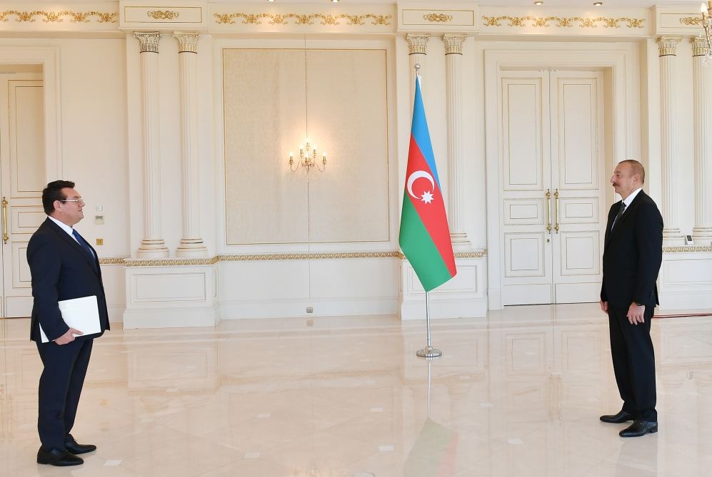 Prezident İlham Əliyev Rumıniyanın Azərbaycanda yeni təyin olunmuş səfirinin etimadnaməsini qəbul edib (FOTO/VİDEO) (YENİLƏNİB)