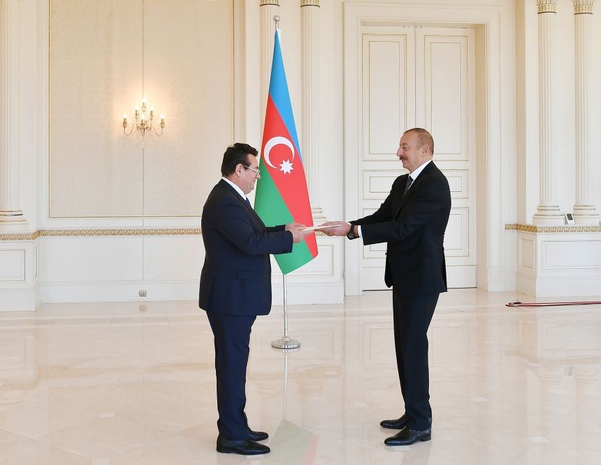 Prezident İlham Əliyev Rumıniyanın Azərbaycanda yeni təyin olunmuş səfirinin etimadnaməsini qəbul edib (FOTO/VİDEO) (YENİLƏNİB)