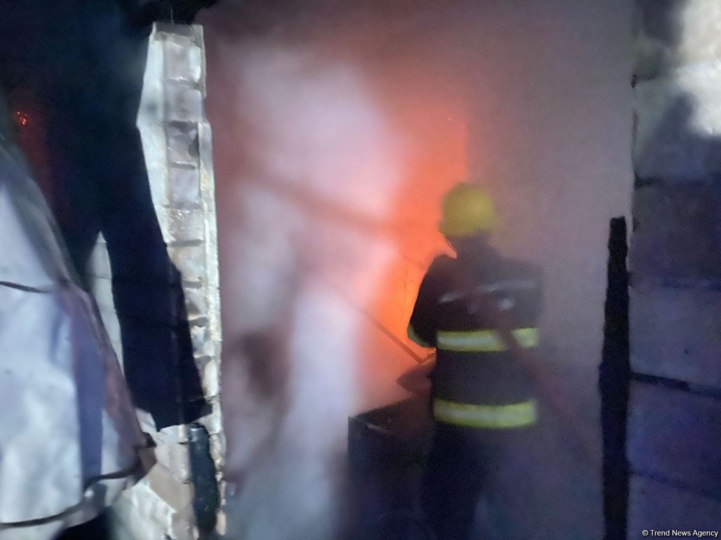 Bərdədə yaşayış binasındakı yanğın söndürülüb (FOTO)