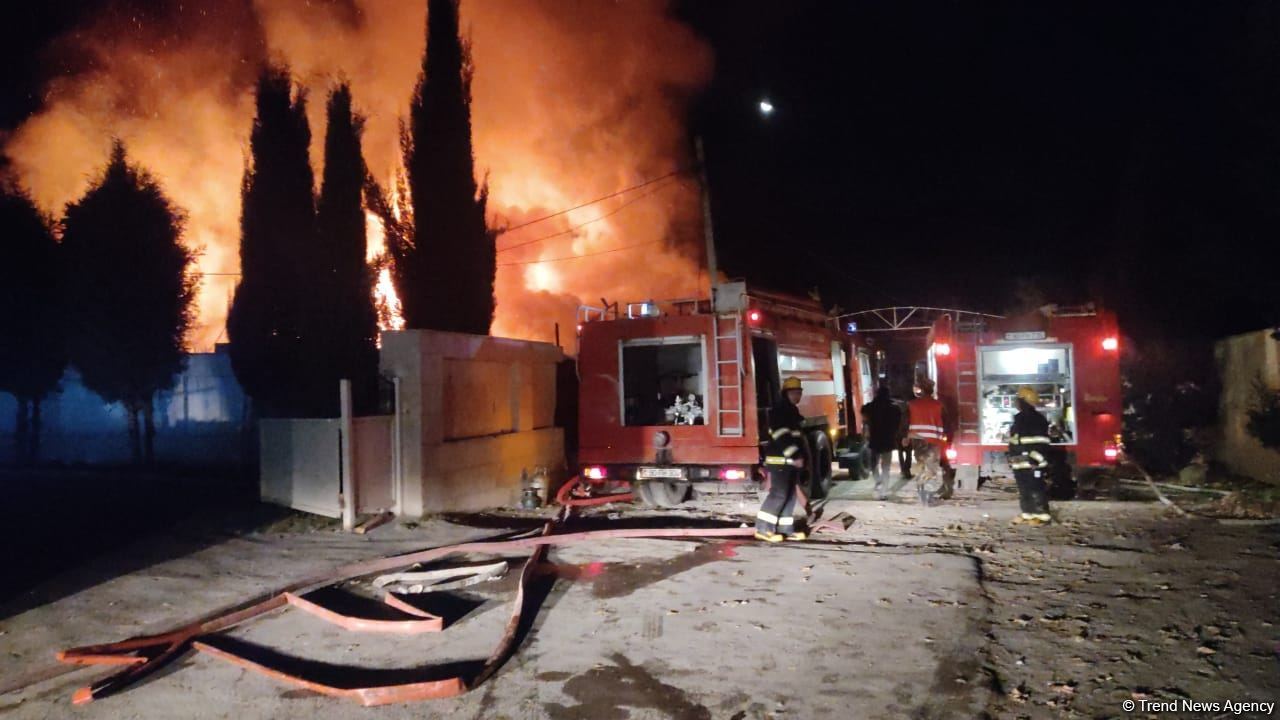 Bərdədə yaşayış binasındakı yanğın söndürülüb (FOTO)