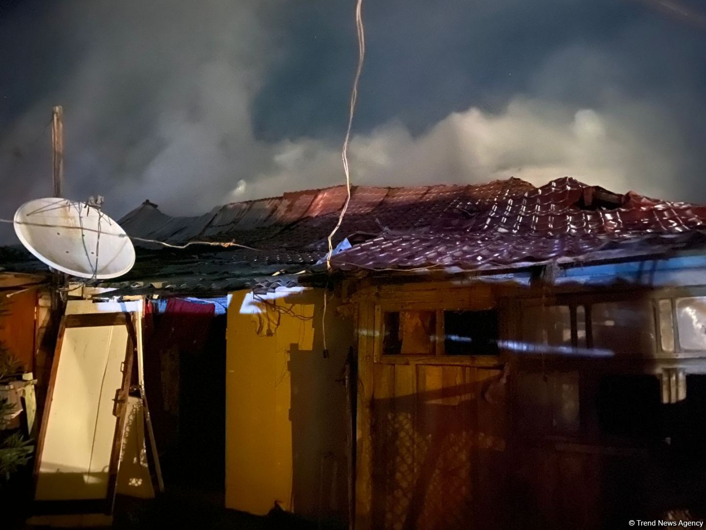 Bərdədə yaşayış binasındakı yanğın söndürülüb (FOTO)