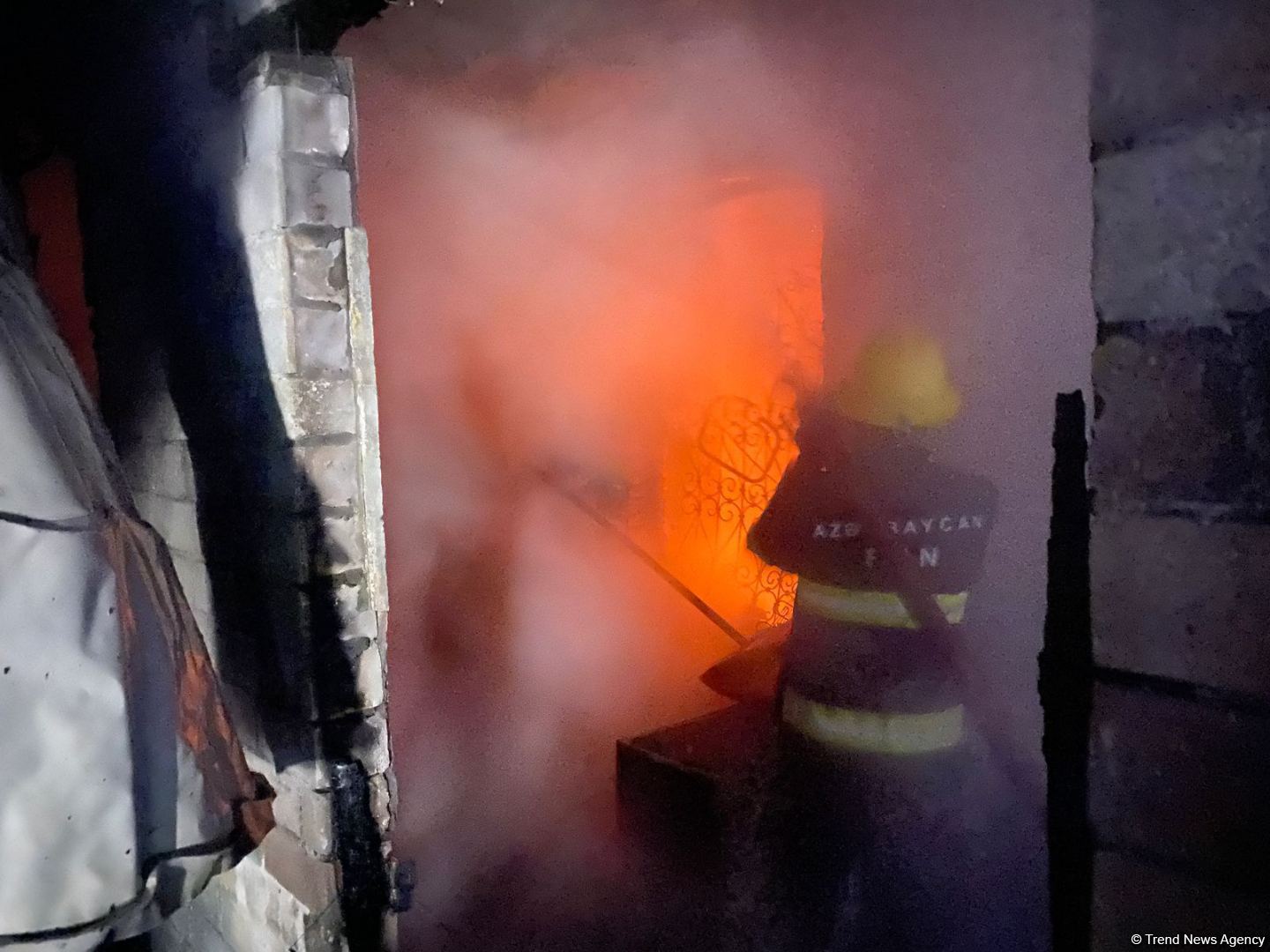 Bərdədə yaşayış binasındakı yanğın söndürülüb (FOTO)