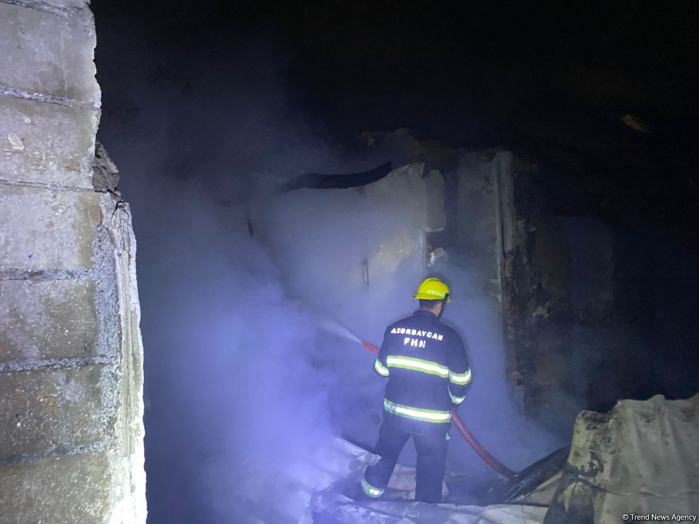 Bərdədə yaşayış binasındakı yanğın söndürülüb (FOTO)