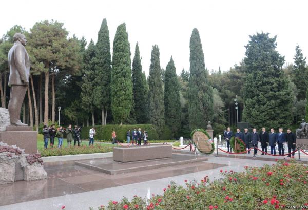 Türk Şurası ölkələrinin baş prokurorları Fəxri xiyabanı və Şəhidlər xiyabanını ziyarət ediblər (FOTO)