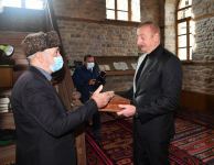 Prezident İlham Əliyevə Lahıcdakı Bədöyün məscidində “Qurani-Kərim” hədiyyə olunub (FOTO/VİDEO)