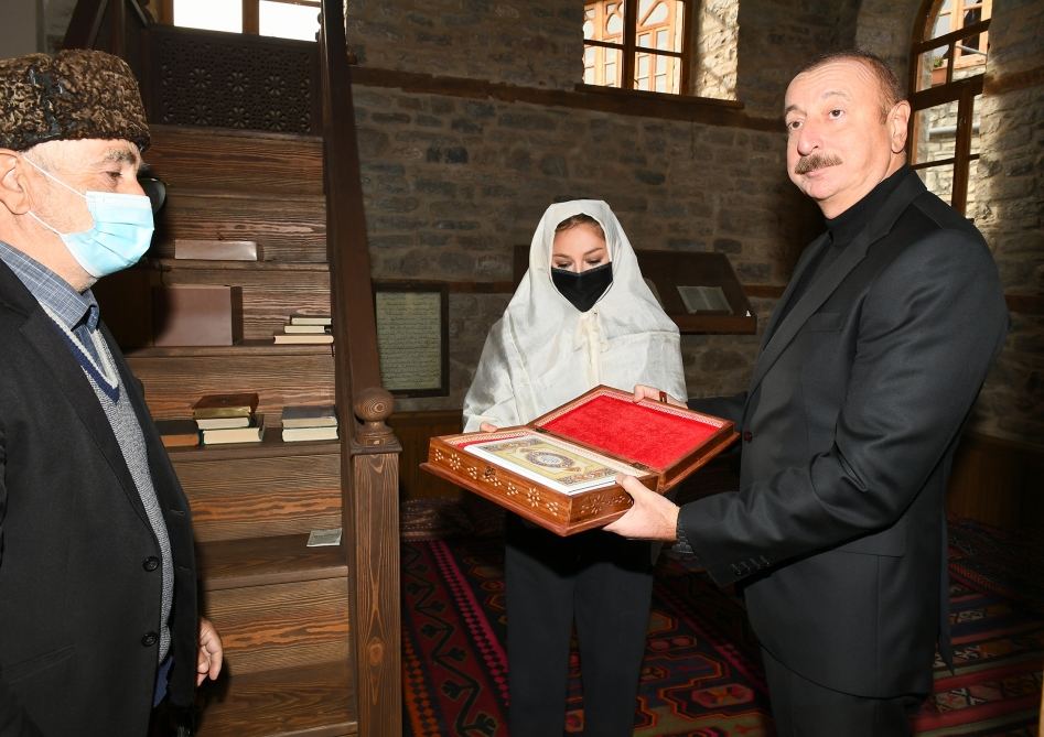 Prezident İlham Əliyevə Lahıcdakı Bədöyün məscidində “Qurani-Kərim” hədiyyə olunub (FOTO/VİDEO)