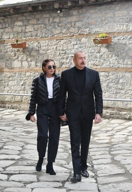 Prezident İlham Əliyev və birinci xanım Mehriban Əliyeva Lahıcdakı Bədöyün məscidində aparılan bərpa-təmir işləri ilə tanış olublar (YENİLƏNİB) (FOTO/VİDEO)