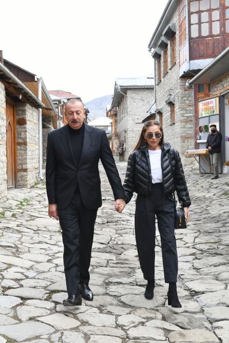 Prezident İlham Əliyev və birinci xanım Mehriban Əliyeva Lahıcdakı Bədöyün məscidində aparılan bərpa-təmir işləri ilə tanış olublar (YENİLƏNİB) (FOTO/VİDEO)