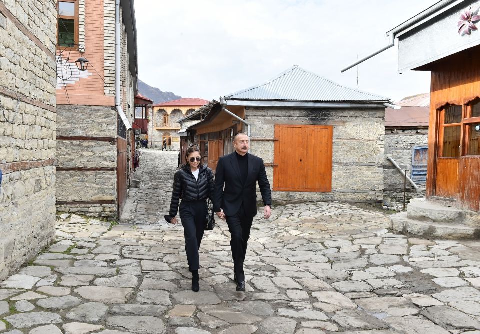 Prezident İlham Əliyev və birinci xanım Mehriban Əliyeva Lahıcdakı Bədöyün məscidində aparılan bərpa-təmir işləri ilə tanış olublar (YENİLƏNİB) (FOTO/VİDEO)