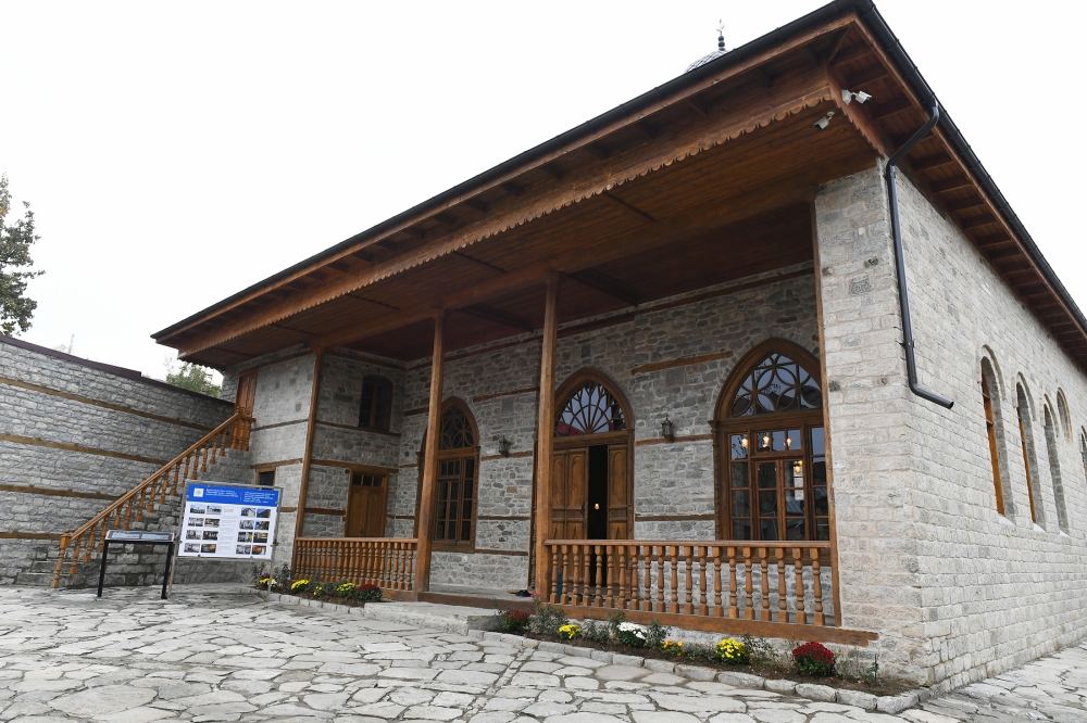 Prezident İlham Əliyevə Lahıcdakı Bədöyün məscidində “Qurani-Kərim” hədiyyə olunub (FOTO/VİDEO)