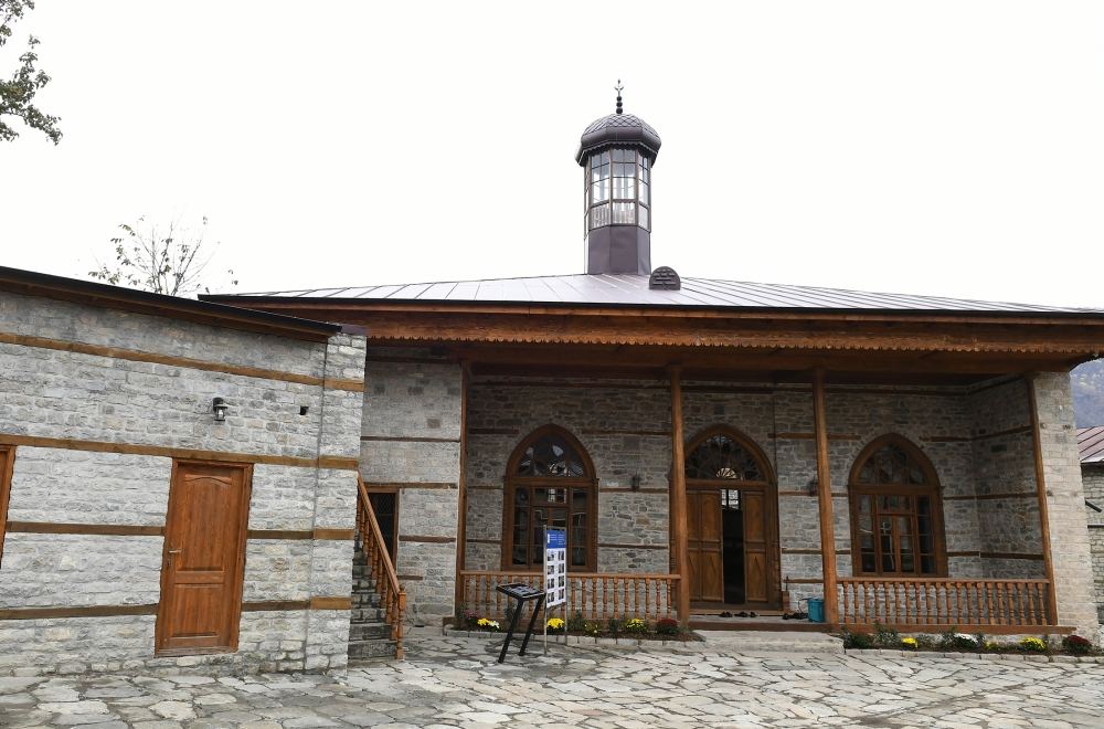 Prezident İlham Əliyevə Lahıcdakı Bədöyün məscidində “Qurani-Kərim” hədiyyə olunub (FOTO/VİDEO)