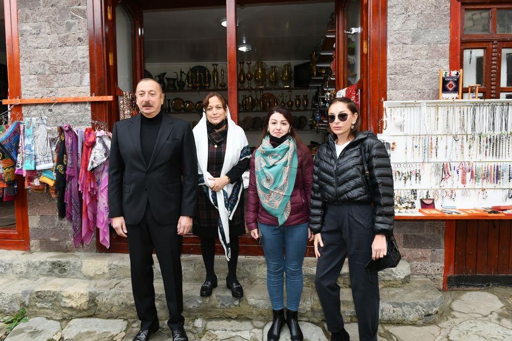 Prezident İlham Əliyev və birinci xanım Mehriban Əliyeva Lahıcdakı Bədöyün məscidində aparılan bərpa-təmir işləri ilə tanış olublar (YENİLƏNİB) (FOTO/VİDEO)
