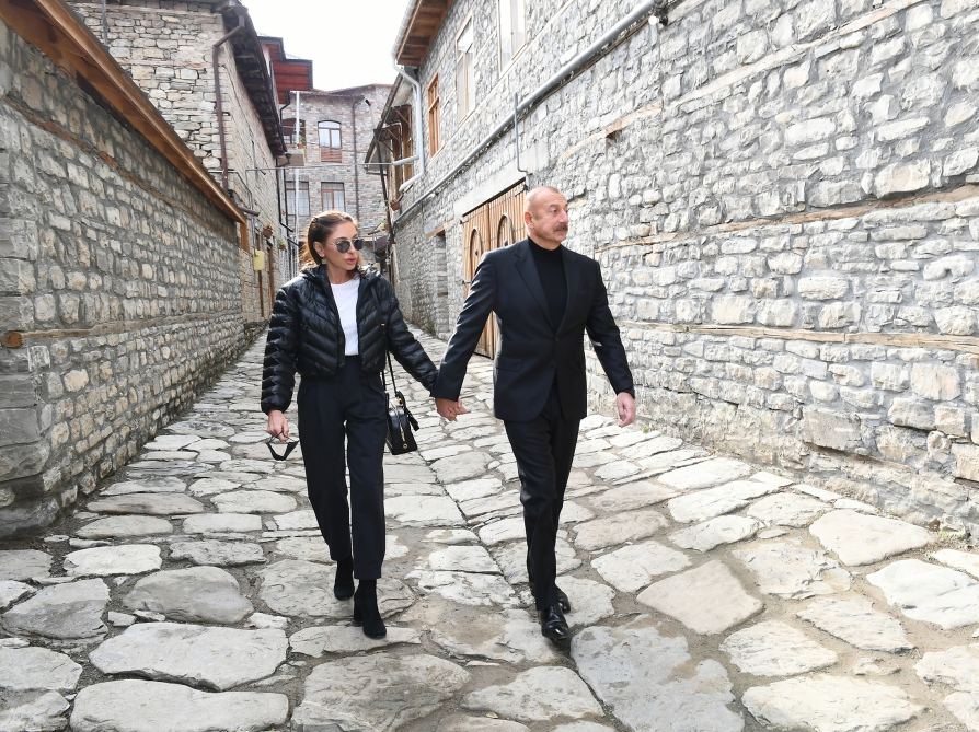 Prezident İlham Əliyev və birinci xanım Mehriban Əliyeva Lahıcdakı Bədöyün məscidində aparılan bərpa-təmir işləri ilə tanış olublar (YENİLƏNİB) (FOTO/VİDEO)