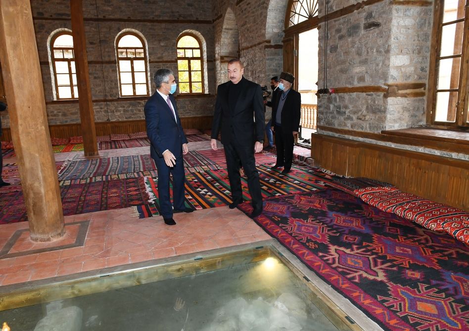 Prezident İlham Əliyevə Lahıcdakı Bədöyün məscidində “Qurani-Kərim” hədiyyə olunub (FOTO/VİDEO)