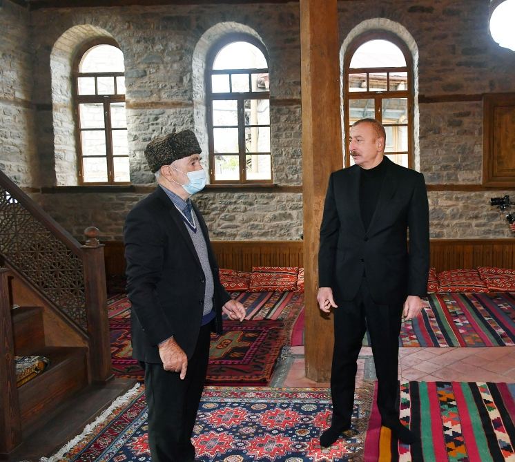 Prezident İlham Əliyevə Lahıcdakı Bədöyün məscidində “Qurani-Kərim” hədiyyə olunub (FOTO/VİDEO)