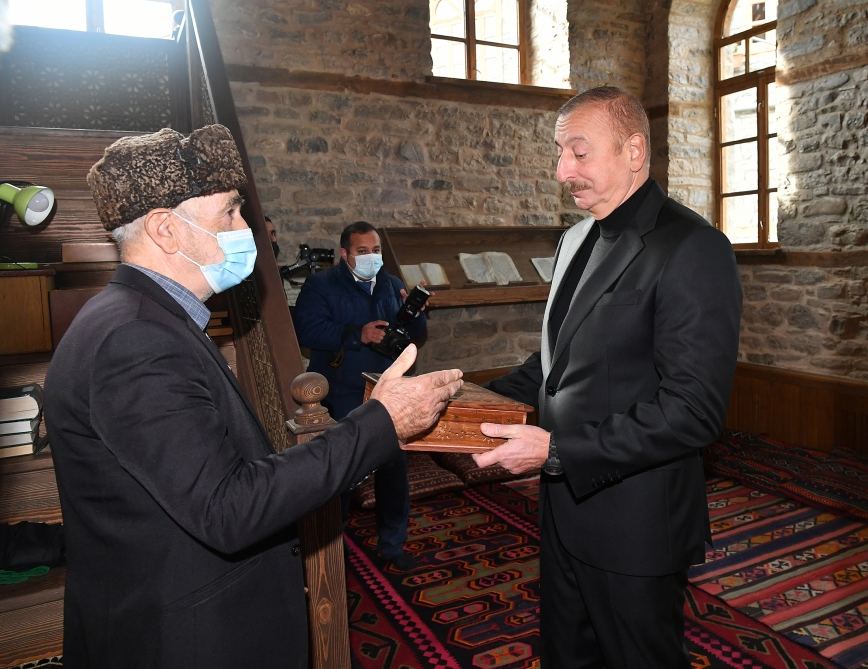 Prezident İlham Əliyevə Lahıcdakı Bədöyün məscidində “Qurani-Kərim” hədiyyə olunub (FOTO/VİDEO)