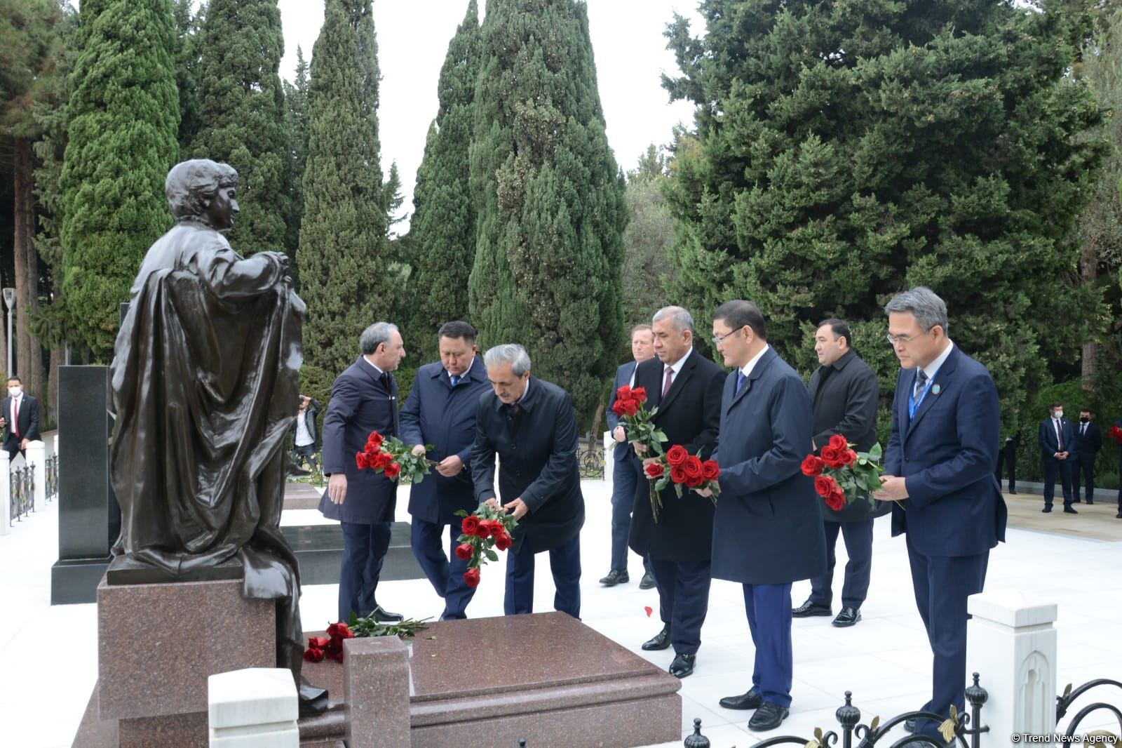 Türk Şurası ölkələrinin baş prokurorları Fəxri xiyabanı və Şəhidlər xiyabanını ziyarət ediblər (FOTO)