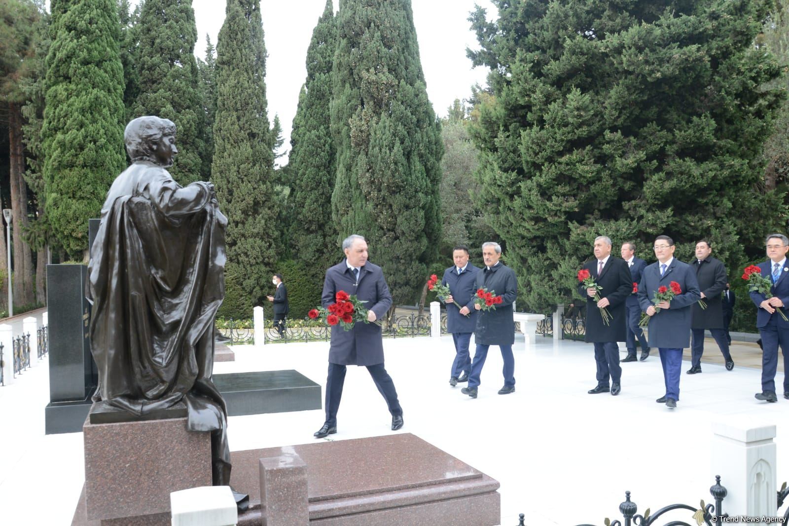 Türk Şurası ölkələrinin baş prokurorları Fəxri xiyabanı və Şəhidlər xiyabanını ziyarət ediblər (FOTO)