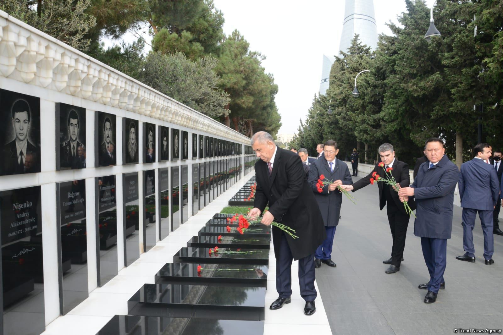Türk Şurası ölkələrinin baş prokurorları Fəxri xiyabanı və Şəhidlər xiyabanını ziyarət ediblər (FOTO)