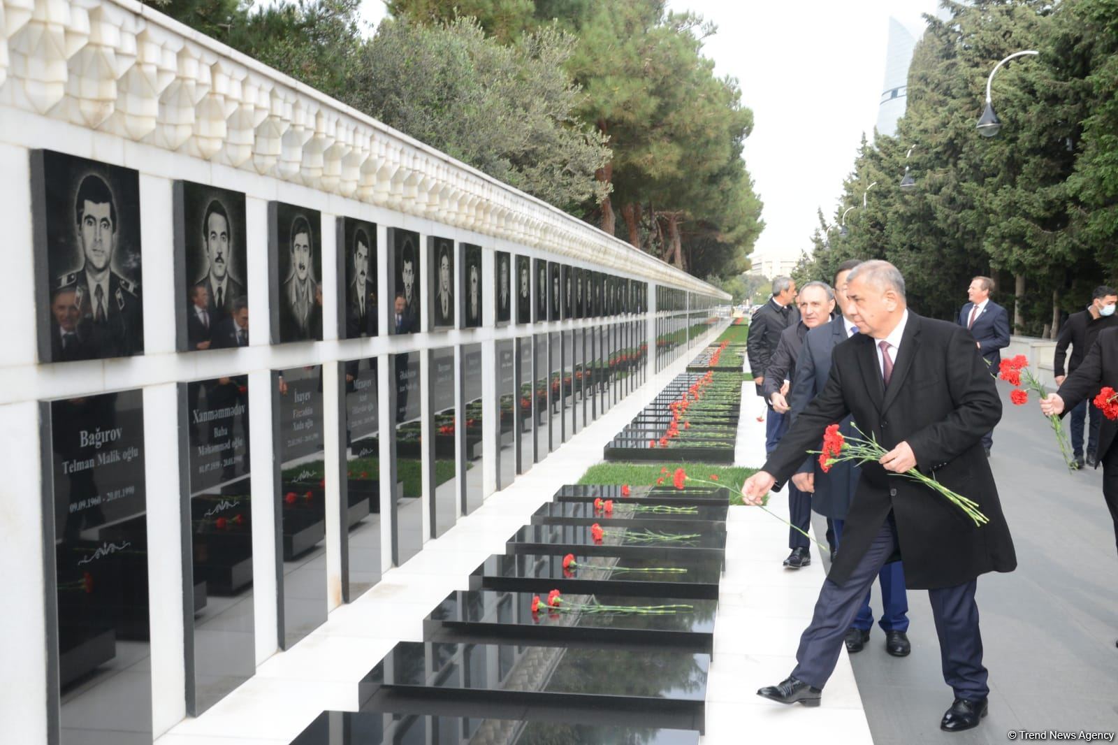 Türk Şurası ölkələrinin baş prokurorları Fəxri xiyabanı və Şəhidlər xiyabanını ziyarət ediblər (FOTO)