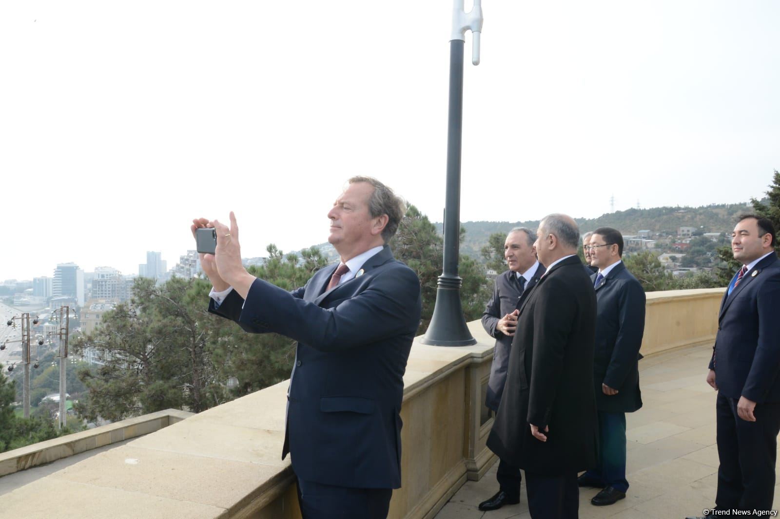 Türk Şurası ölkələrinin baş prokurorları Fəxri xiyabanı və Şəhidlər xiyabanını ziyarət ediblər (FOTO)