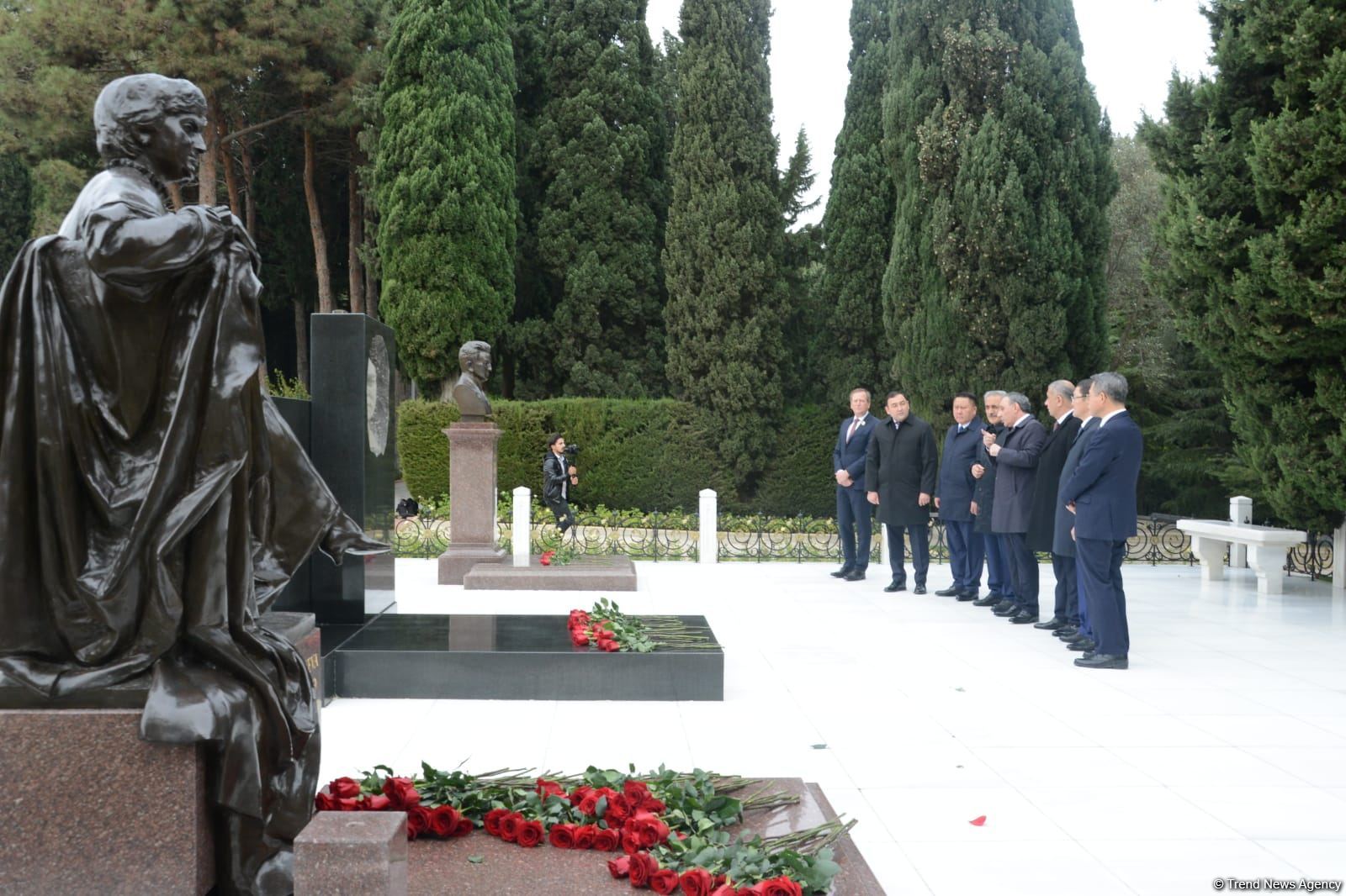 Türk Şurası ölkələrinin baş prokurorları Fəxri xiyabanı və Şəhidlər xiyabanını ziyarət ediblər (FOTO)