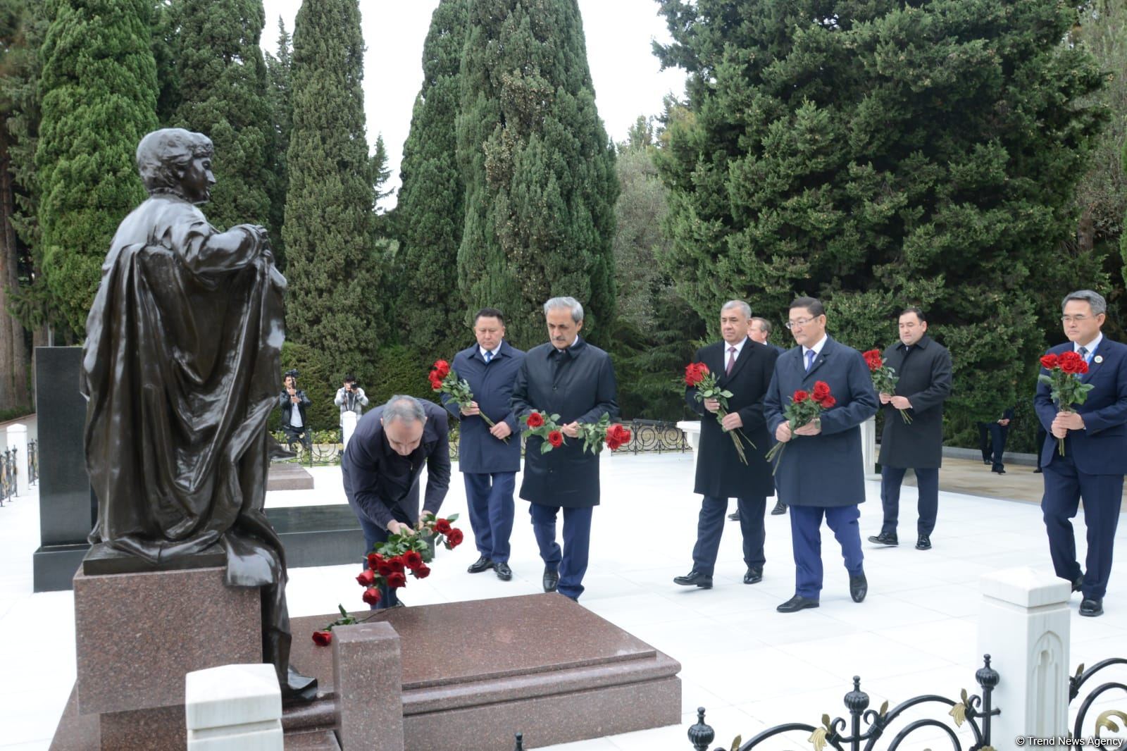 Türk Şurası ölkələrinin baş prokurorları Fəxri xiyabanı və Şəhidlər xiyabanını ziyarət ediblər (FOTO)