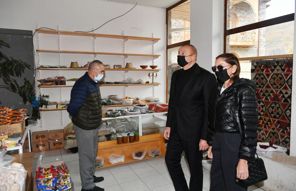 Prezident İlham Əliyev və Birinci xanım Mehriban Əliyeva Lahıcda sakinlərlə söhbət ediblər (FOTO/VİDEO)