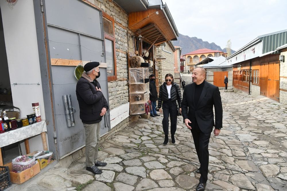 Prezident İlham Əliyev və Birinci xanım Mehriban Əliyeva Lahıcda sakinlərlə söhbət ediblər (FOTO/VİDEO)