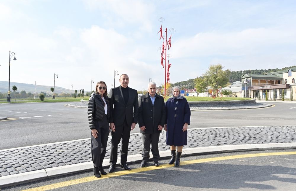 Prezident İlham Əliyev və birinci xanım Mehriban Əliyeva Şamaxı şəhərində Gənclər Parkında görülmüş işlərlə tanış olublar (FOTO/VİDEO)