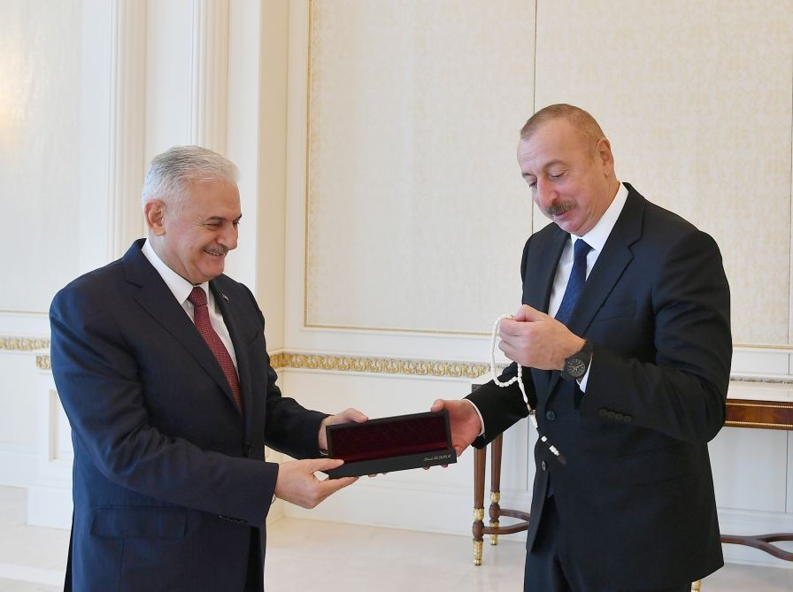 Binəli Yıldırım Prezident İlham Əliyevə təsbeh hədiyyə edib