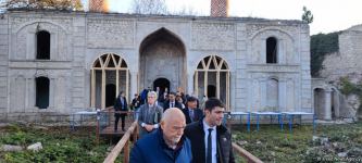 VIII Qlobal Bakı Forumunun bir qrup iştirakçısı Aşağı Gövxar Ağa məscidində olublar (FOTO)