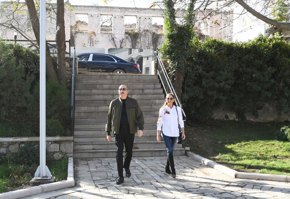 Prezident İlham Əliyev və Birinci xanım Mehriban Əliyeva VIII Qlobal Bakı Forumunun Şuşaya səfər edən iştirakçıları ilə söhbət ediblər (FOTO/VİDEO)