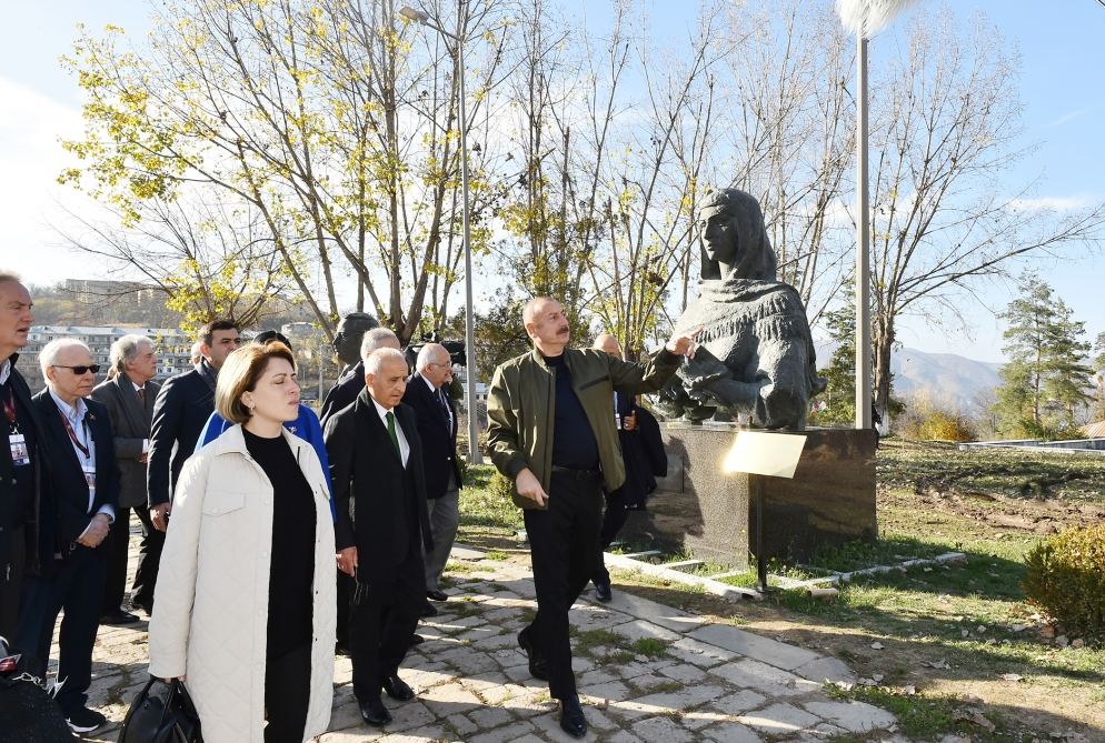 Prezident İlham Əliyev və Birinci xanım Mehriban Əliyeva VIII Qlobal Bakı Forumunun Şuşaya səfər edən iştirakçıları ilə söhbət ediblər (FOTO/VİDEO)