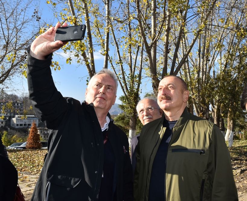 Prezident İlham Əliyev və Birinci xanım Mehriban Əliyeva VIII Qlobal Bakı Forumunun Şuşaya səfər edən iştirakçıları ilə söhbət ediblər (FOTO/VİDEO)