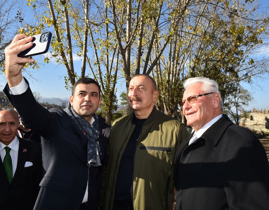 Prezident İlham Əliyev və Birinci xanım Mehriban Əliyeva VIII Qlobal Bakı Forumunun Şuşaya səfər edən iştirakçıları ilə söhbət ediblər (FOTO/VİDEO)