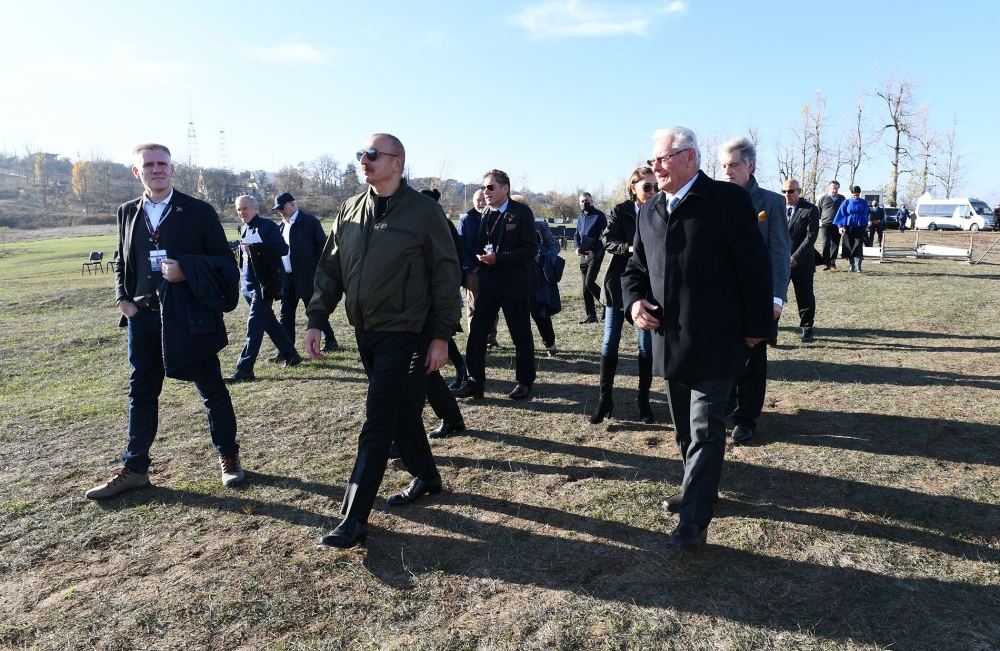 Prezident İlham Əliyev və Birinci xanım Mehriban Əliyeva VIII Qlobal Bakı Forumunun Şuşaya səfər edən iştirakçıları ilə söhbət ediblər (FOTO/VİDEO)
