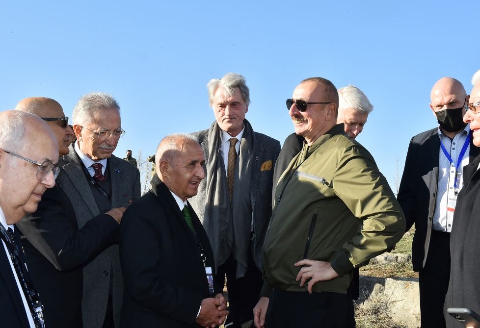Prezident İlham Əliyev və Birinci xanım Mehriban Əliyeva VIII Qlobal Bakı Forumunun Şuşaya səfər edən iştirakçıları ilə söhbət ediblər (FOTO/VİDEO)