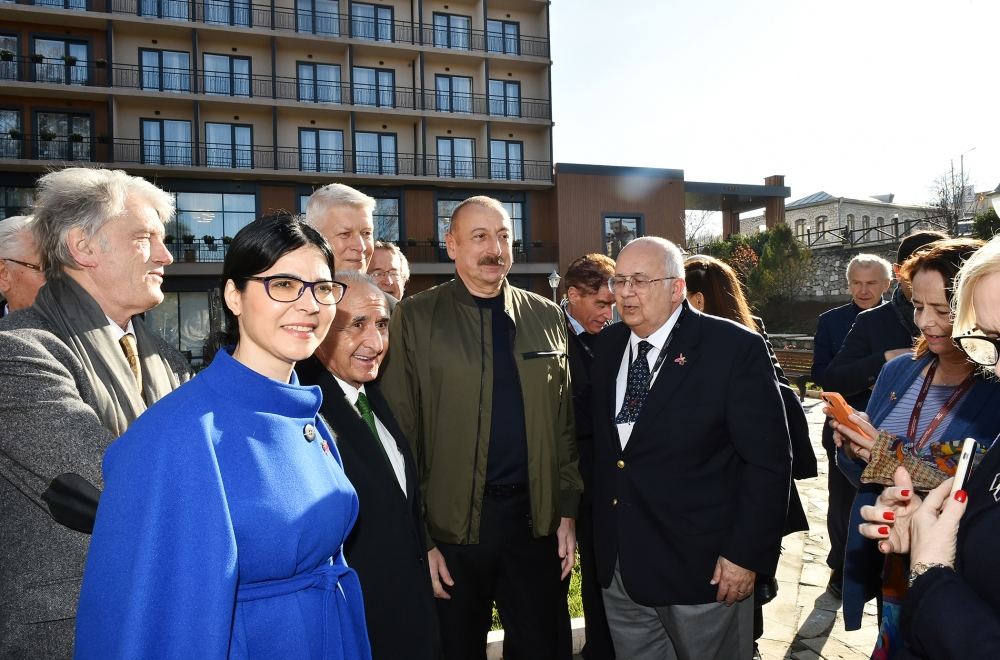 Prezident İlham Əliyev və Birinci xanım Mehriban Əliyeva VIII Qlobal Bakı Forumunun Şuşaya səfər edən iştirakçıları ilə söhbət ediblər (FOTO/VİDEO)