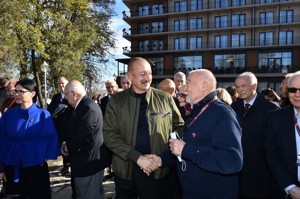 Prezident İlham Əliyev və Birinci xanım Mehriban Əliyeva VIII Qlobal Bakı Forumunun Şuşaya səfər edən iştirakçıları ilə söhbət ediblər (FOTO/VİDEO)