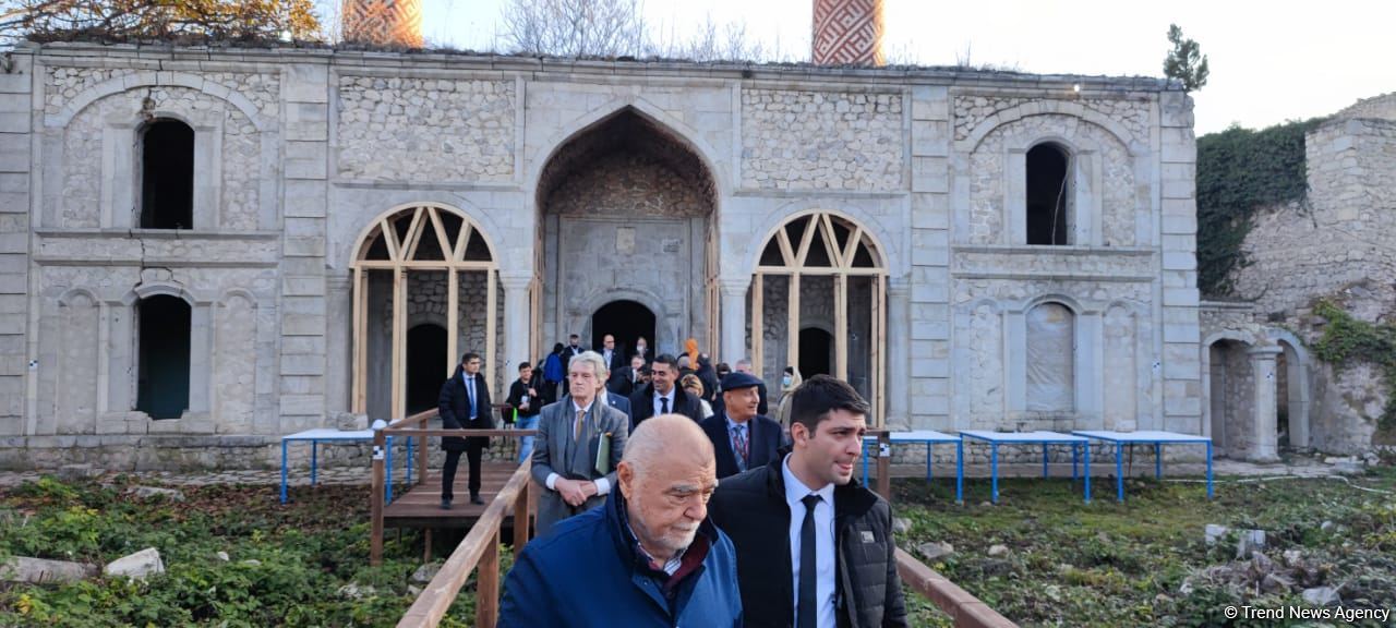 VIII Qlobal Bakı Forumunun bir qrup iştirakçısı Aşağı Gövxar Ağa məscidində olublar (FOTO)