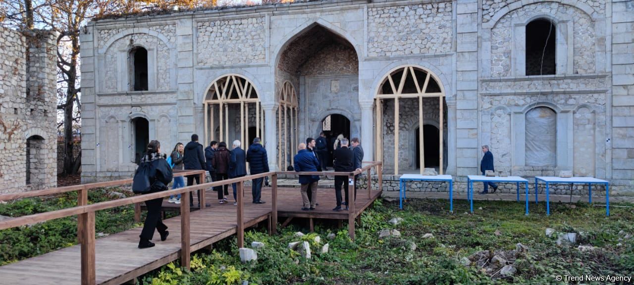 VIII Qlobal Bakı Forumunun bir qrup iştirakçısı Aşağı Gövxar Ağa məscidində olublar (FOTO)