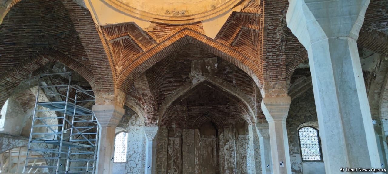 VIII Qlobal Bakı Forumunun bir qrup iştirakçısı Aşağı Gövxar Ağa məscidində olublar (FOTO)