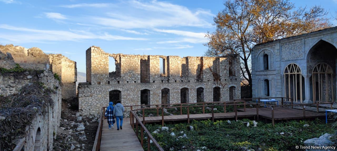 VIII Qlobal Bakı Forumunun bir qrup iştirakçısı Aşağı Gövxar Ağa məscidində olublar (FOTO)