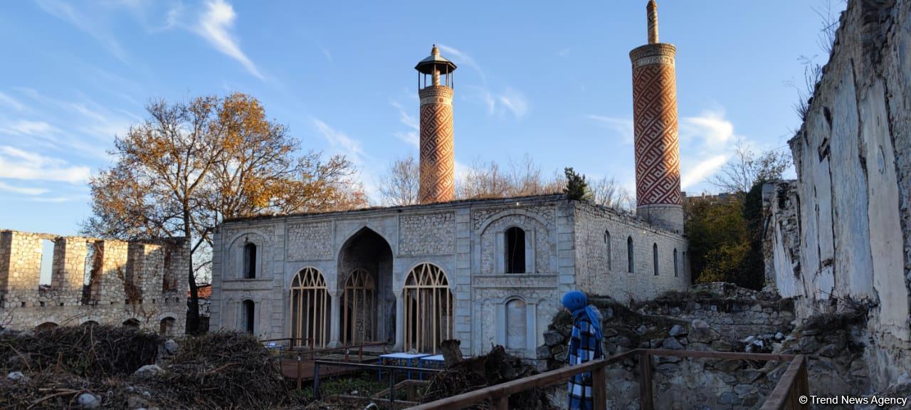 VIII Qlobal Bakı Forumunun bir qrup iştirakçısı Aşağı Gövxar Ağa məscidində olublar (FOTO)