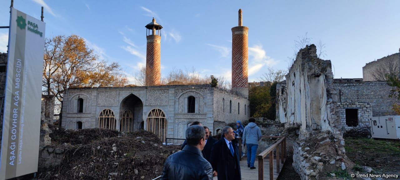 VIII Qlobal Bakı Forumunun bir qrup iştirakçısı Aşağı Gövxar Ağa məscidində olublar (FOTO)