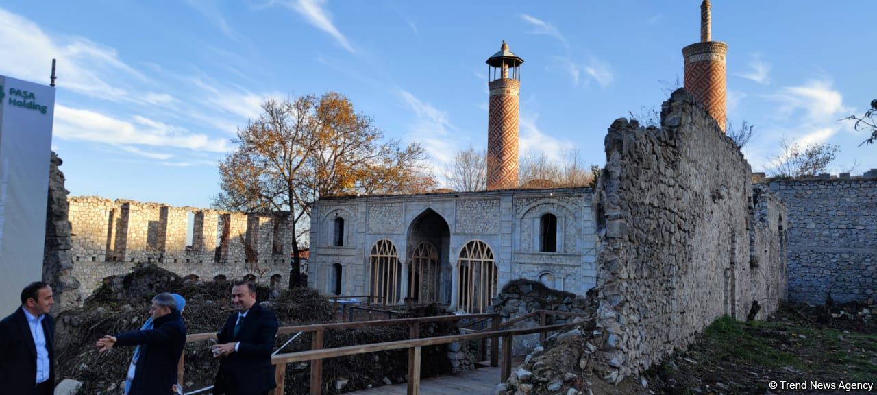 VIII Qlobal Bakı Forumunun bir qrup iştirakçısı Aşağı Gövxar Ağa məscidində olublar (FOTO)