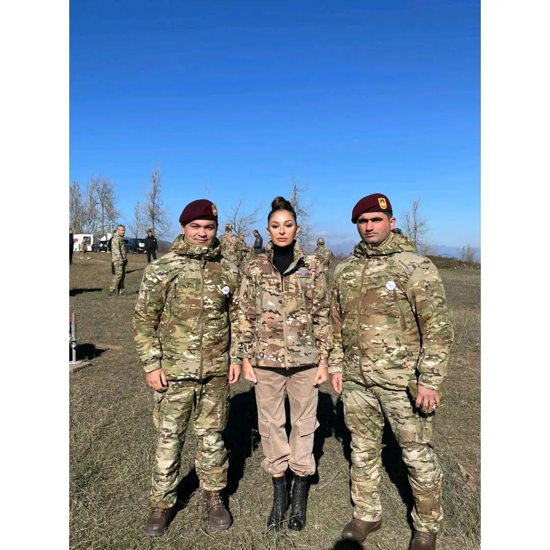Birinci vitse-prezident Mehriban Əliyeva  Cıdır düzündə Azərbaycan Silahlı Qüvvələrinin əsgər və zabitləri ilə fotolar paylaşıb (FOTO)